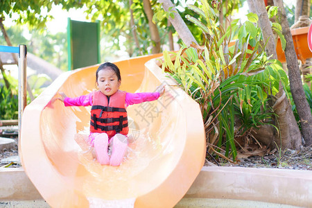 亚洲儿童可爱或小女孩游泳时穿着救生衣图片