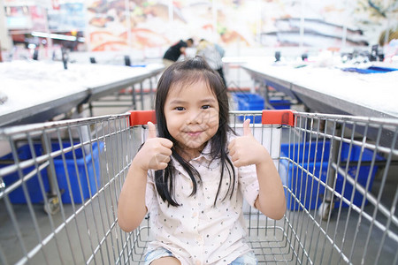 亚洲儿童可爱或小女孩笑得开心图片