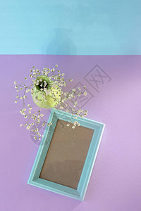 蓝色烧框与柔和的绿色花瓶和花朵合影图片