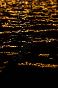 夜晚灯光在河面上的倒影图片