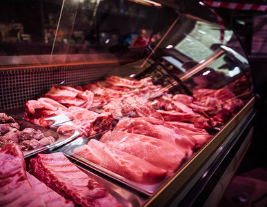 健康肥肉店冰箱里很多冷冻生肉图片