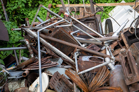 废金属生锈管道和户外铁丝网堆放垃圾回收和图片