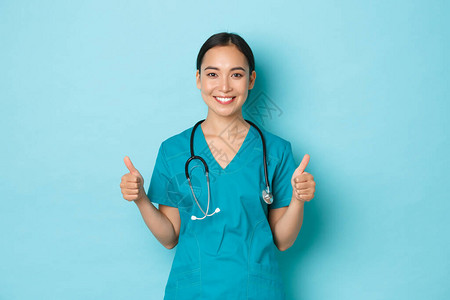 乐观和有支持作用的亚洲女医生护士鼓励一切平安无事图片