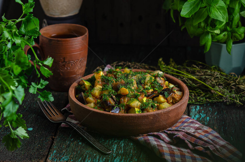 蔬菜烤茄子和土豆泥盘ketsa乡村风格的自制健康食品旧桌子上图片