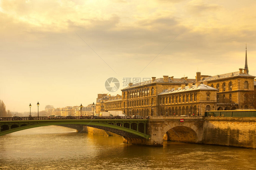 塞纳河上的圣母院法国巴黎西内河上伊图片