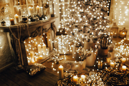 室内设计圣诞树装饰着灯光客厅图片