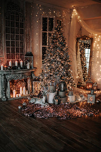 圣诞节房间温暖舒适的夜晚室内设计装饰灯光的圣诞图片