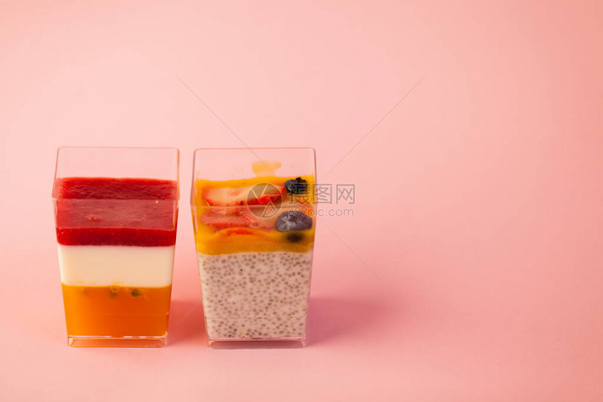 杯布丁奇亚籽芒果泥浆果多层panakota百香果椰奶中的两份多汁新鲜甜点图片