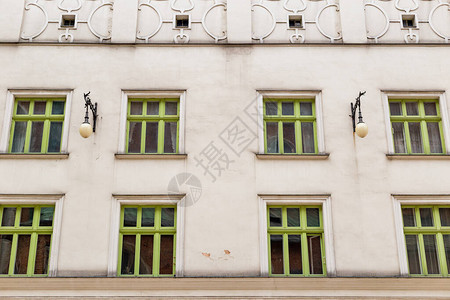 有绿色木窗的长城旧式建筑外墙圆形窗户典型的欧洲建筑图片