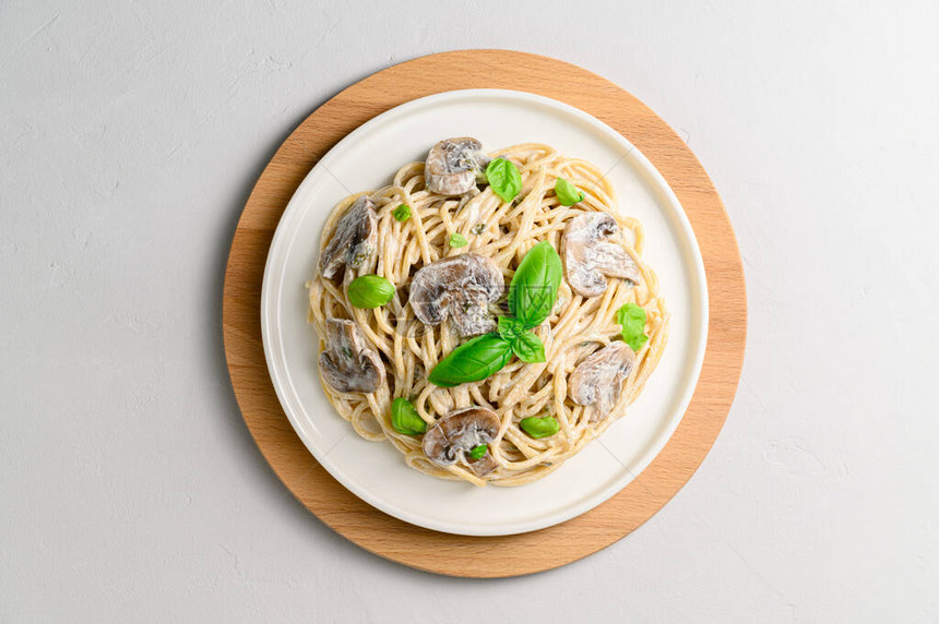 意大利面配奶油酱蘑菇和罗勒叶图片
