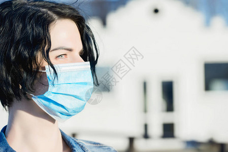 户外女肖像戴防护面具以防传染病和毒图片