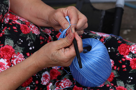 针头女人的手女手指织一个玩具手工制图片