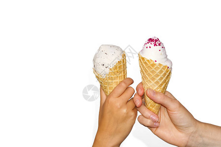 手握着冰淇淋玉米和牛奶冰淇淋在白色图片