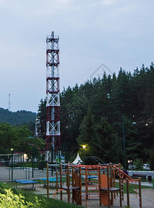 一个手机信号塔把电话网络和数字通信靠近操场图片