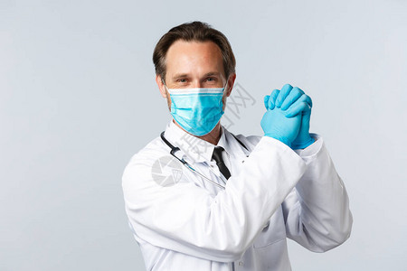 鼓励和坚定乐观的医生戴着医用口罩和手套图片