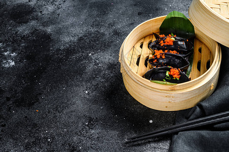 竹蒸汽机中的黑Dim酱面的花包子亚洲菜料黑色背景顶层视图片