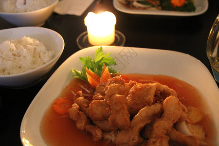 盘子上的泰国菜图片
