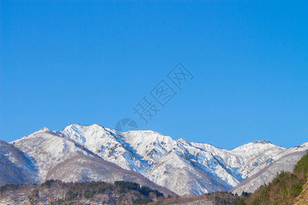 冬天雪山谷和天空图片