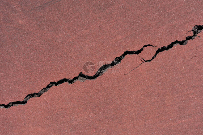 网球场红漆柏油路裂缝的背景图片