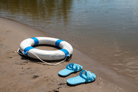 海上救生员漂浮在海面上图片