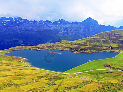 乌里阿尔卑斯山脉群集中的高山湖Tonnensee或Tannen湖图片