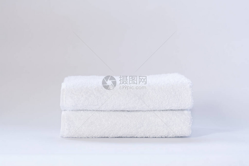 两条白色整齐折叠的毛巾图片