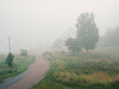 雾蒙的夏村路柔和的焦点图片