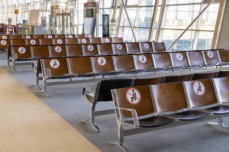 空机场座位上贴着社会悬殊标签图片