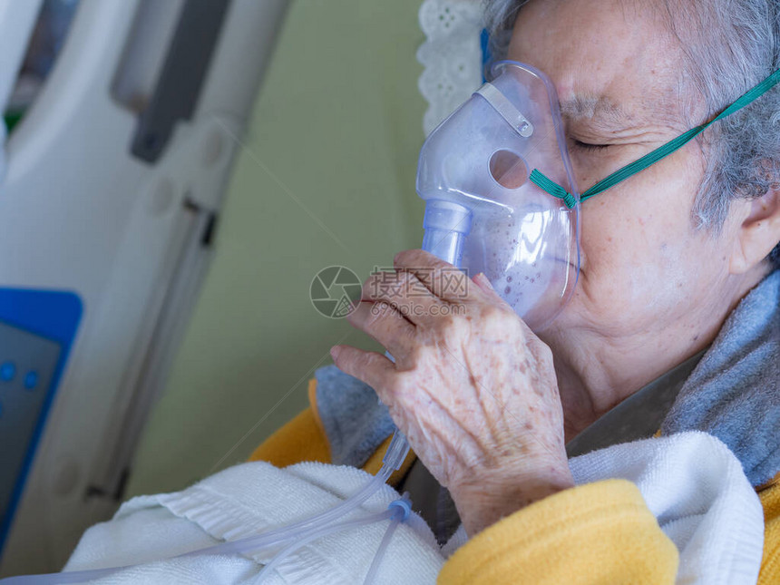 一位患有肺病的老年妇女患者在医院房间里接受氧气治疗的特写镜头文本的空间老人和医图片