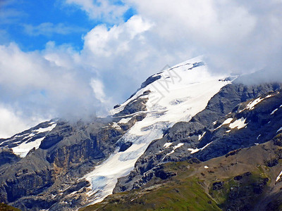 从乌里阿尔卑斯山地块的梅尔奇湖欣赏瑞士阿尔卑斯山的雪峰和冰川图片