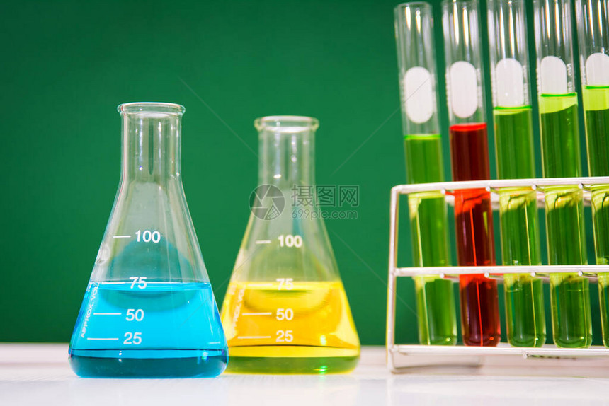 具有实验室背景科学研究和开发理念的含有化学液体的实图片