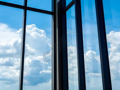 美丽的云彩和蓝色的天空穿过大窗框图片