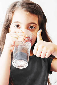 儿童手中握着一杯水有选择地集图片