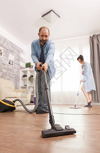 用丈夫使用的真空吸尘器清洁地板图片