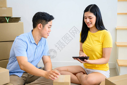 泰国企业家夫妇正在打包网上购物和送货上门在家中为小企业务锁图片