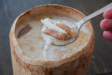 勺舀泰式甜点是用椰奶制成的西米新鲜的椰图片