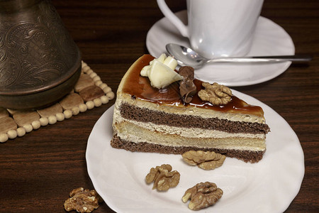 饼干蛋糕配巧克力枫糖浆和核桃图片