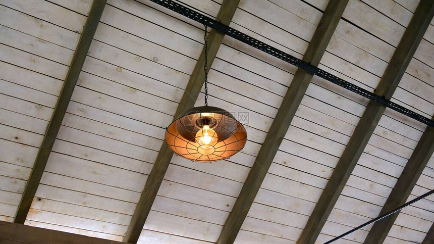 建筑物中的老式吸顶灯背景是木屋顶图片