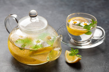 柠檬洋甘菊花和薄荷的传统凉茶图片