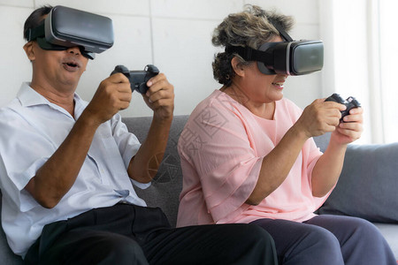 长者白发和白发夫妇都喜欢虚拟现实耳机图片