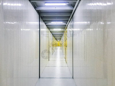 黄色门的白色走廊存储部分图片