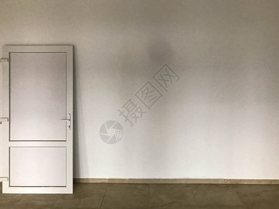一扇白色的塑料门矗立在白色的抹灰墙上室内装修安装门口图片