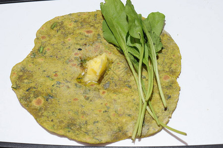PalakParatha是一种美味健康的印度大饼图片