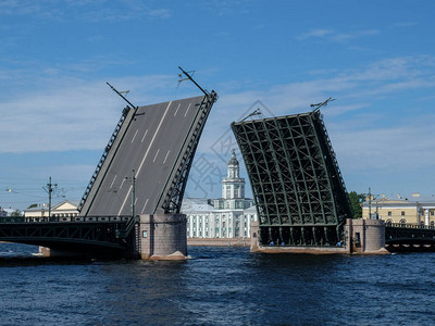 俄罗斯圣彼得堡的Trawbridge桥口之间的Kunstka图片