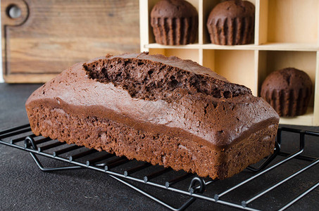新烤的自制巧克力面包或蛋糕和巧克力松饼图片