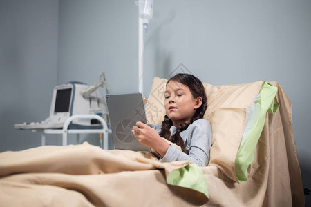 一个小女孩躺在医院病房的床上图片