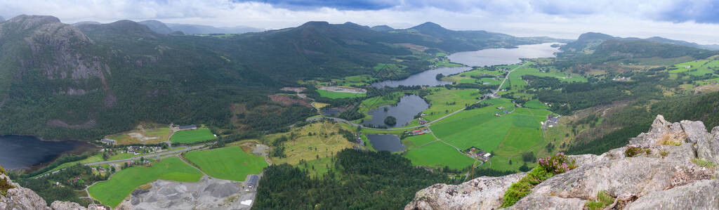 挪威远足径俯瞰Tau和Rogaland城镇Tro高清图片