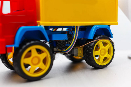 一辆蓝色黄和红色玩具车图片