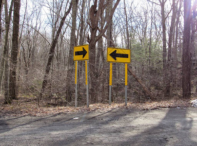 两个黄色和黑色的方向箭头交通标志图片