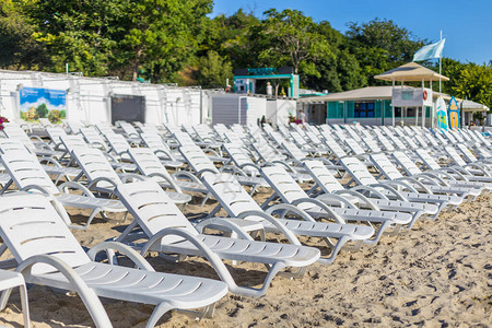 夏季海边沙滩上的沙滩塑料椅图片